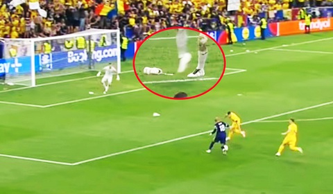 Thủ môn Romania phân tâm bởi giày lạ, để thủng lưới ở Euro 2024- Ảnh 1. Thủ môn Florian Nita ‘đá giày’ trước khi nhận bàn thua thứ ba trước Hà Lan ở Euro 2024