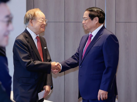 Tập đoàn Hàn Quốc muốn đưa chả giò Việt Nam ra thế giới nhiều hơn- Ảnh 1. Thủ tướng Phạm Minh Chính tiếp ông Sohn Kyung Sik - chủ tịch Tập đoàn CJ - Ảnh: NHẬT BẮC