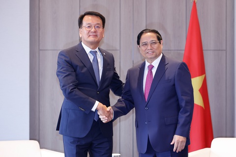 Tập đoàn Hàn Quốc muốn đưa chả giò Việt Nam ra thế giới nhiều hơn- Ảnh 3. Thủ tướng Phạm Minh Chính tiếp ông Hyoung Ki Kim - phó chủ tịch tập đoàn kiêm tổng giiám đốc Celltrion - Ảnh: NHẬT BẮC