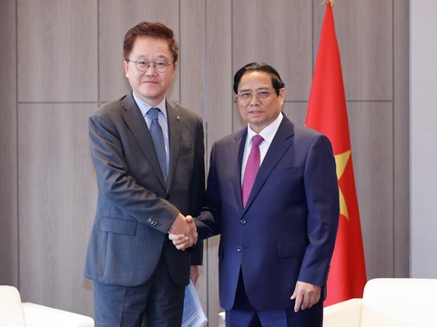 Tập đoàn Hàn Quốc muốn đưa chả giò Việt Nam ra thế giới nhiều hơn- Ảnh 4. Thủ tướng Phạm Minh Chính tiếp ông Kang Seoghoon, chủ tịch kiêm giám đốc điều hành Ngân hàng Phát triển Hàn Quốc - Ảnh: NHẬT BẮC