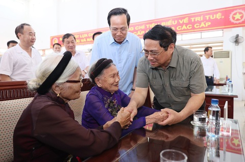 Thủ tướng Phạm Minh Chính thăm hỏi, tặng quà các Bà Mẹ Việt Nam anh hùng tại Trung tâm điều dưỡng người có công Ninh Bình năm 2023 - Ảnh: TỐNG GIÁP Thủ tướng Phạm Minh Chính thăm hỏi, tặng quà các Bà mẹ Việt Nam anh hùng tại Trung tâm điều dưỡng người có công Ninh Bình năm 2023 - Ảnh: TỐNG GIÁP