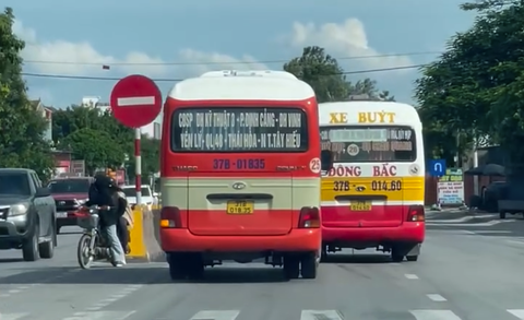 Hai xe buýt rượt đuổi trên quốc lộ 1, người đi đường thót tim- Ảnh 1. Hai xe buýt rượt đuổi, chèn ép nhau trên quốc lộ 1 qua thị trấn Diễn Châu, huyện Diễn Châu, Nghệ An - Ảnh: Bạn đọc cung cấp