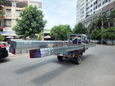 Xe tự chế vẫn Xe ba gác chở những sắt dài ngoằng chạy trên đường số 1, phường Linh Tây, TP Thủ Đức - Ảnh: MINH HÒA