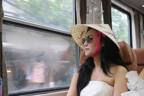 Mời doanh nghiệp bán hàng trên chuyến tàu lửa xuyên qua di sản miền Trung- Ảnh 1. Du khách trải nghiệm tour tàu lửa du lịch nối Huế vào Đà Nẵng - Ảnh: NHẬT LINH