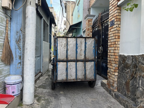 Đề xuất cấm xe rác thô sơ, xe nào vô hẻm gom rác?- Ảnh 5. Con hẻm trên đường Kha Vạn Cân, phường Hiệp Bình Chánh, TP Thủ Đức vừa đủ lọt chiếc xe rác