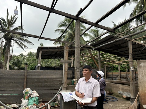 Mưa lớn làm sập, tốc mái 78 căn nhà tại Tiền Giang- Ảnh 2. Các ngành chức năng đang thống kê thiệt hại do trận lốc xoáy gây ra - Ảnh: H.T.