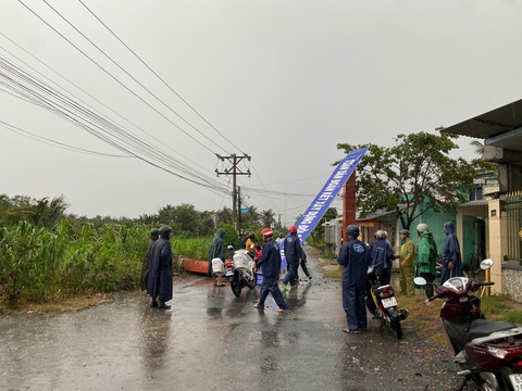Mưa lớn làm sập, tốc mái 78 căn nhà tại Tiền Giang- Ảnh 1. Cơn lốc xoáy đã làm sập cổng chào trên đường ở huyện Gò Công Tây, tỉnh Tiền Giang, khiến giao thông qua đây gặp nhiều khó khăn - Ảnh: A.X.