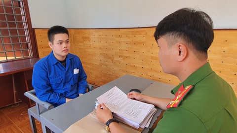 Kiệt tại cơ quan công an sau đối mặt với án tù từ vụ người yêu cãi nhau trên mạng - Ảnh: S.Đ. Lê Tuấn Kiệt tại cơ quan điều tra, sau khi bắn trọng thương đối phương trong vụ 2 phụ nữ cãi nhau trên mạng xã hội - Ảnh: S.Đ.