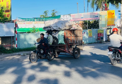 Đề xuất cấm xe rác thô sơ, xe nào vô hẻm gom rác?- Ảnh 2. Chiếc xe rác chất cao ngút đổ dốc cầu An Phú Đông trên đường Vườn Lài, quận 12