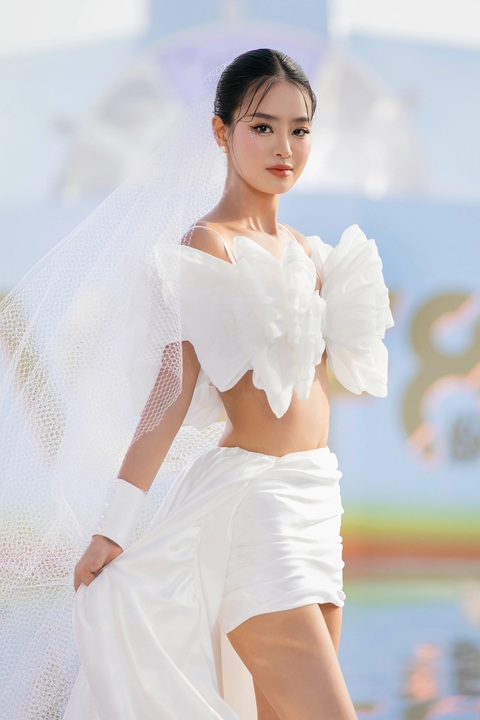 Võ Hoàng Yến bế bầu 8 tháng catwalk- Ảnh 5. Võ Hoàng Yến bế bầu 8 tháng catwalk- Ảnh 5.