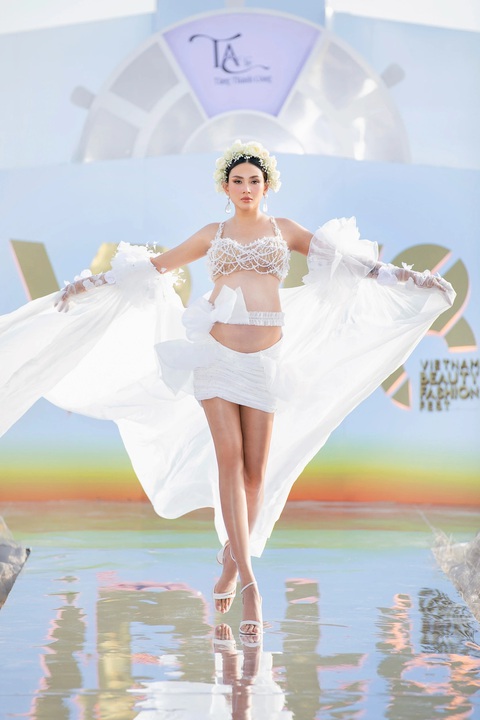 Võ Hoàng Yến bế bầu 8 tháng catwalk- Ảnh 1. Võ Hoàng Yến bế bầu 8 tháng catwalk- Ảnh 1.