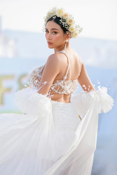 Võ Hoàng Yến bế bầu 8 tháng catwalk- Ảnh 2. Võ Hoàng Yến bế bầu 8 tháng catwalk- Ảnh 2.