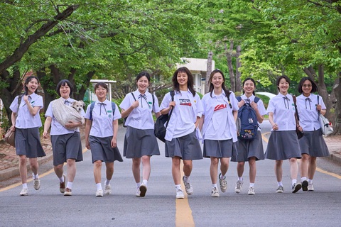 Lee Hye Ri gợi nhớ siêu phẩm 'Reply 1988' với tạo hình ngổ ngáo trong 'Vũ điệu chiến thắng'- Ảnh 2. Lee Hye Ri gợi nhớ siêu phẩm 'Reply 1988' với tạo hình ngổ ngáo trong 'Vũ điệu chiến thắng'- Ảnh 2.