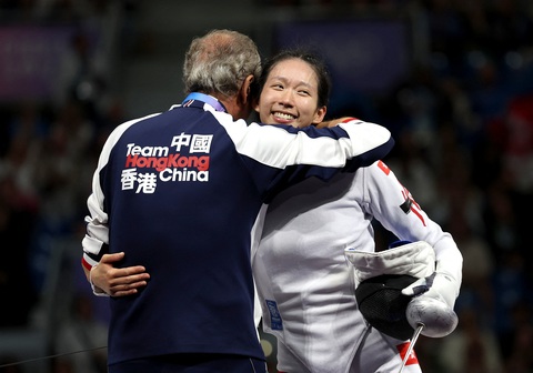 Hong Kong giành 2 HCV đấu kiếm, bứt phá ngoạn mục ở Olympic 2024- Ảnh 5. Niềm hạnh phúc tột độ của Vivian Kong khi giành được vinh quang - Ảnh: REUTERS