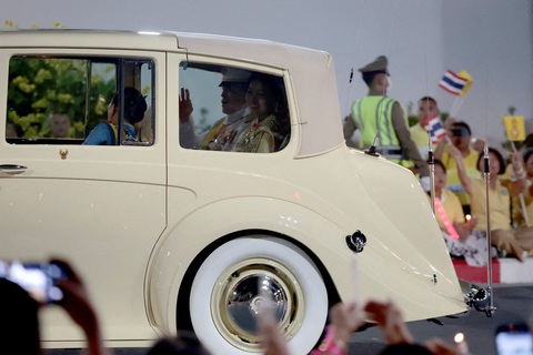 Xe chở Nhà vua Thái Lan Maha Vajiralongkorn và Hoàng hậu Suthida rời Cung điện Hoàng gia ở Bangkok, sau một nghi lễ tôn giáo mừng sinh nhật 72 tuổi của ông hôm 28-7 - Ảnh: REUTERS Tin tức thế giới 30-7: Israel giục NATO khai trừ Thổ Nhĩ Kỳ; Venezuela trục xuất 7 đại sứ- Ảnh 5.