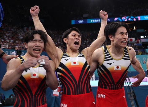 Olympic 2024: Thể dục dụng cụ Nhật Bản vượt Trung Quốc trong gang tấc để lấy vàng- Ảnh 1. Chiếc huy chương vàng lịch sử của thể dục dụng cụ nam Nhật Bản - Ảnh: REUTERS
