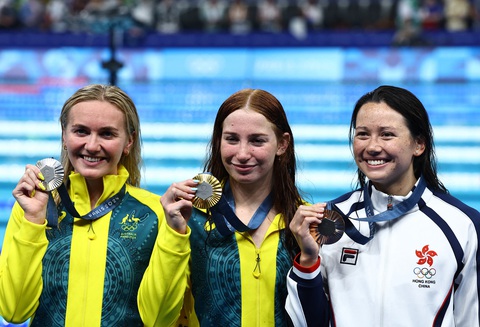 Olympic Paris 2024 ngày 29-7: Mỹ trắng tay môn bơi lội- Ảnh 1. Các nữ kình ngư của Úc (trái) tiếp tục có ngày thi đấu tốt - Ảnh: REUTERS
