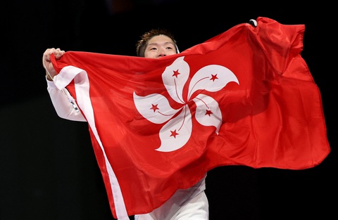 Hong Kong giành 2 HCV đấu kiếm, bứt phá ngoạn mục ở Olympic 2024- Ảnh 1. Tấm huy chương vàng thứ 2 lịch sử của Hong Kong tại Olympic Paris 2024 - Ảnh: REUTERS