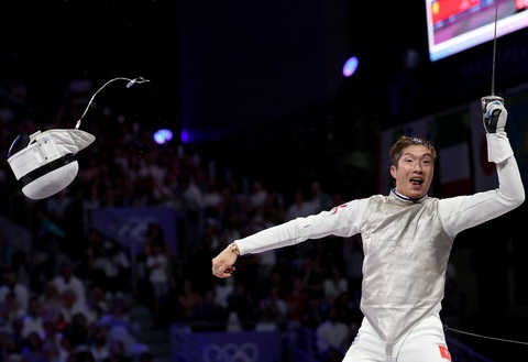 Hong Kong giành 2 HCV đấu kiếm, bứt phá ngoạn mục ở Olympic 2024- Ảnh 2. Cheung Ka-long thể hiện niềm vui sướng tột độ khi giành chiến thắng - Ảnh: REUTERS