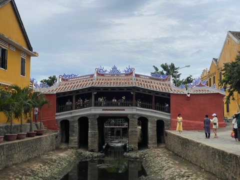 Chùa Cầu sau khi trùng tu gây dư luận trái chiều - Ảnh: NHÃ THÀNH Cục Di sản văn hóa yêu cầu Quảng Nam báo cáo về trùng tu Chùa Cầu- Ảnh 1.