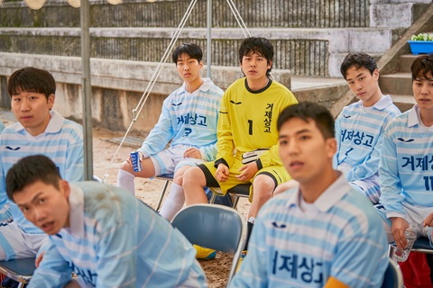 Lee Hye Ri gợi nhớ siêu phẩm 'Reply 1988' với tạo hình ngổ ngáo trong 'Vũ điệu chiến thắng'- Ảnh 8. Lee Hye Ri gợi nhớ siêu phẩm 'Reply 1988' với tạo hình ngổ ngáo trong 'Vũ điệu chiến thắng'- Ảnh 8.