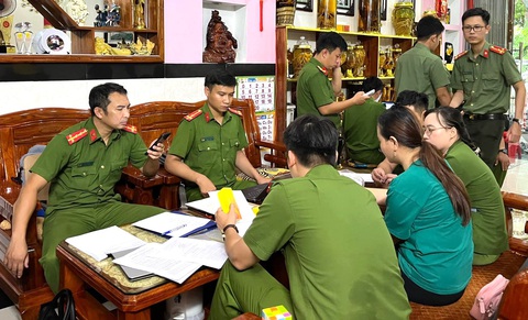 Công an làm việc với những người liên quan - Ảnh: Công an cung cấp Doanh thu hàng tỉ đồng, chủ doanh nghiệp lách thuế, đóng chưa đến 10 triệu đồng- Ảnh 2.