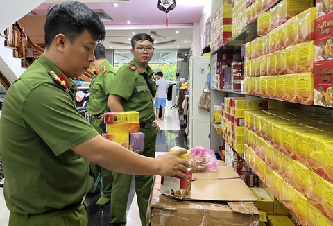 Công an tỉnh Phú Yên kiểm tra doanh nghiệp bán hàng ngàn đơn hàng nhưng không kê khai, xuất hóa đơn giá trị gia tăng - Ảnh: Công an cung cấp Doanh thu hàng tỉ đồng, chủ doanh nghiệp lách thuế, đóng chưa đến 10 triệu đồng- Ảnh 1.
