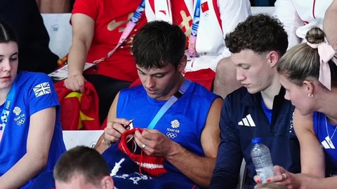 Hình ảnh Tom Daley ngồi đan len được trang chủ Olympic đăng tải - Ảnh: Olympic Tin tức giải trí 30-7: Sao nhập ngũ 2024 công bố đội hình; Việt Hương ngâm nước đóng Ma da- Ảnh 6.
