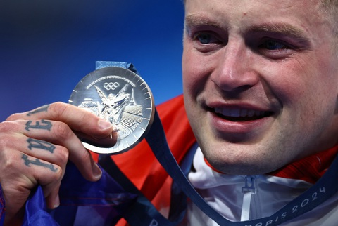Giọt nước mắt hạnh phúc của Adam Peaty bên cạnh chiếc HCB Olympic 2024 - Ảnh: Reuters Olympic 2024: Chiến thắng trong tim- Ảnh 1.
