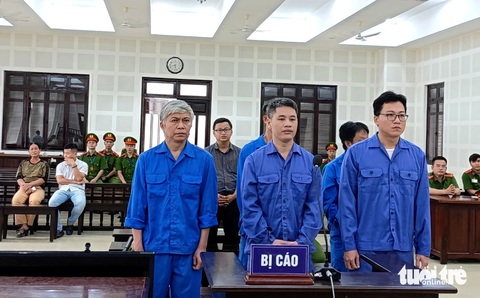 Yêu cầu 'lại quả' 33% gói thầu, cựu chủ tịch, phó chủ tịch quận ở Đà Nẵng hầu tòa về tội nhận hối lộ- Ảnh 1. Các bị cáo tại phiên tòa - Ảnh: ĐOÀN CƯỜNG