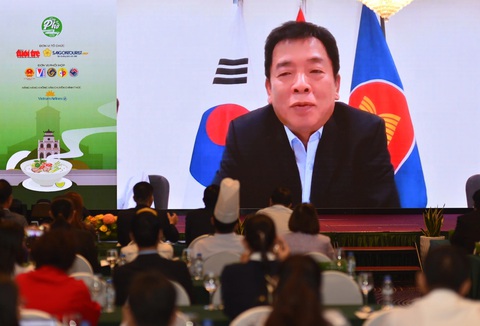 Ông Vũ Hồ - Đại sứ Việt Nam tại Hàn Quốc phát biểu tại đầu cầu Đại sứ quán Việt Nam tại Hàn Quốc - Ảnh: QUANG ĐỊNH Ông Vũ Hồ - đại sứ Việt Nam tại Hàn Quốc - phát biểu tại đầu cầu Đại sứ quán Việt Nam tại Hàn Quốc - Ảnh: QUANG ĐỊNH