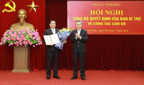 Trao quyết định ông Trần Duy Đông làm phó bí thư Tỉnh ủy Vĩnh Phúc, giới thiệu bầu chủ tịch- Ảnh 1. Phó trưởng Ban Tổ chức Trung ương Nguyễn Quang Dương trao quyết định cho ông Trần Duy Đông - Ảnh: MẠNH QUÂN
