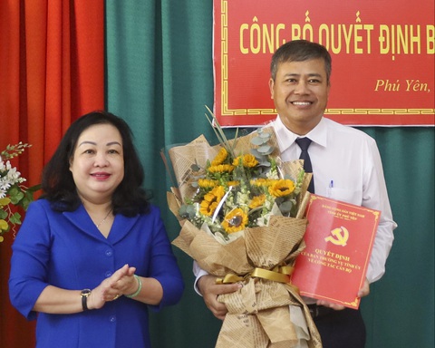 Phó bí thư thường trực Tỉnh ủy Phú Yên Cao Thị Hòa An trao quyết định của Ban thường vụ Tỉnh ủy bổ nhiệm nhà báo Nguyễn Khánh Minh giữ chức tổng biên tập báo Phú Yên - Ảnh: HÀ MY Báo Phú Yên có tân tổng biên tập- Ảnh 1.