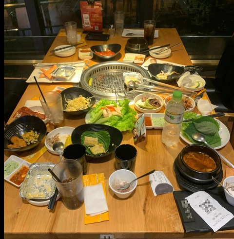 Ngán ngẩm với những khách vào quán buffet lấy thức ăn 'vô tội vạ' rồi lại bỏ mứa- Ảnh 1. Thức ăn và nước chấm thừa của một nhóm khách tại quán buffet - Ảnh: LÊ TỪ NGỌC SANG
