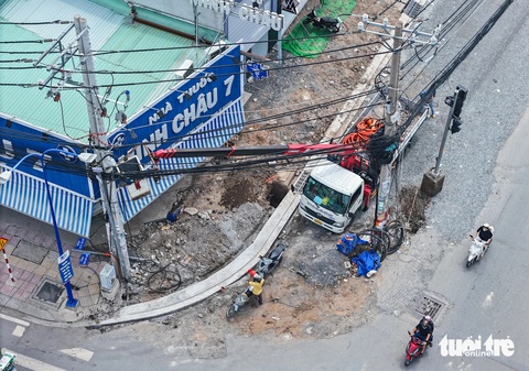 Trụ điện giữa đường Tân Kỳ Tân Quý sẽ di dời xong trong tháng 10- Ảnh 1. Trụ điện giữa đường Tân Kỳ Tân Quý sẽ di dời xong trong tháng 10- Ảnh 1.