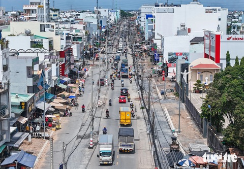 Trụ điện giữa đường Tân Kỳ Tân Quý sẽ di dời xong trong tháng 10- Ảnh 2. Trụ điện giữa đường Tân Kỳ Tân Quý sẽ di dời xong trong tháng 10- Ảnh 2.