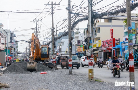 Trụ điện giữa đường Tân Kỳ Tân Quý sẽ di dời xong trong tháng 10- Ảnh 4. Trụ điện giữa đường Tân Kỳ Tân Quý sẽ di dời xong trong tháng 10- Ảnh 4.