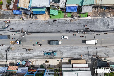 Trụ điện giữa đường Tân Kỳ Tân Quý sẽ di dời xong trong tháng 10- Ảnh 5. Trụ điện giữa đường Tân Kỳ Tân Quý sẽ di dời xong trong tháng 10- Ảnh 5.
