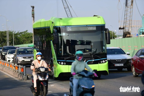 Từ năm 2025, xe buýt mới ở TP.HCM phải là 'xe xanh'- Ảnh 1. Xe buýt điện di chuyển trên đường phố TP.HCM - Ảnh: QUANG ĐỊNH