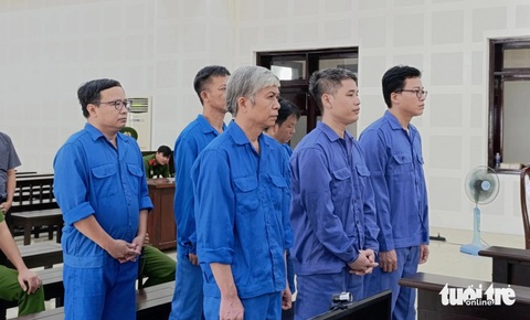 Vụ cựu chủ tịch, phó chủ tịch quận ở Đà Nẵng nhận hối lộ: ‘Cò kè’ tỉ lệ phần trăm- Ảnh 3. Bị cáo Khoa (tóc bạc) tại tòa - Ảnh: ĐOÀN CƯỜNG
