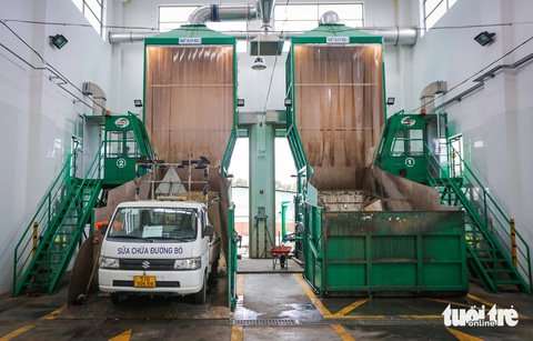Bên trong trạm ép rác hiện đại nhất TP.HCM- Ảnh 3. Rác được đưa vào các máng nâng, từ đây đổ vào hệ thống ép trước khi chuyển vào các container chuyên dụng - Ảnh: CHÂU TUẤN