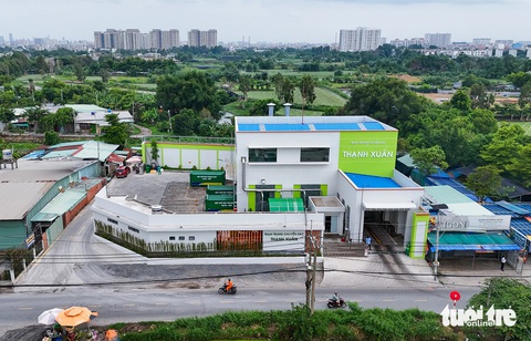 Bên trong trạm ép rác hiện đại nhất TP.HCM- Ảnh 7. Hiện nay, trong giai đoạn thí điểm, trạm đang ép khoảng 100 tấn rác/ngày (rác thải sinh hoạt). Công suất tối đa của trạm đạt 150 tấn/ngày. Với các thiết bị hiện đại, trạm ép rác ở phường Thạnh Xuân cùng với An Phú Đông trước đó sẽ góp phần xóa bỏ dần các điểm tập kết rác lộ thiên, ô nhiễm môi trường - ẢNh: LÊ PHAN