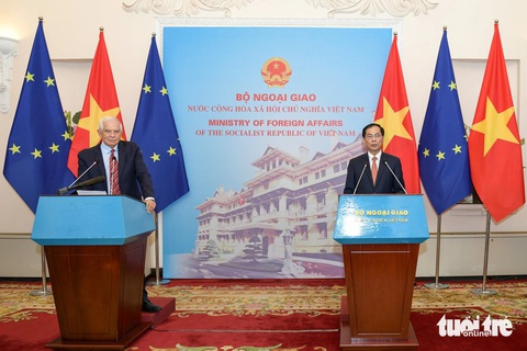 Bộ trưởng Ngoại giao Bùi Thanh Sơn và Đại diện cấp cao EU về chính sách an ninh và đối ngoại, Phó Chủ tịch EC Josep Borrell trong buổi gặp gỡ báo chí sáng 30-7 tại Hà Nội - Ảnh: NAM TRẦN Bộ trưởng Bộ Ngoại giao Bùi Thanh Sơn và Đại diện cấp cao EU về chính sách an ninh và đối ngoại, Phó chủ tịch EC Josep Borrell trong buổi gặp gỡ báo chí sáng 30-7 tại Hà Nội - Ảnh: NAM TRẦN