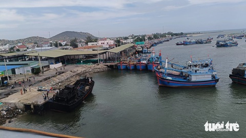 4 tàu cá bất ngờ bốc cháy khi đang neo đậu ở cảng Ninh Chữ- Ảnh 1. 1 trong 4 tàu cá bị cháy khi đang neo đậu ở cảng Ninh Chữ - Ảnh: DUY NGỌC