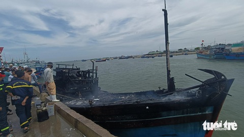 4 tàu cá bất ngờ bốc cháy khi đang neo đậu ở cảng Ninh Chữ- Ảnh 3. 4 tàu cá bất ngờ bốc cháy khi đang neo đậu ở cảng Ninh Chữ- Ảnh 3.