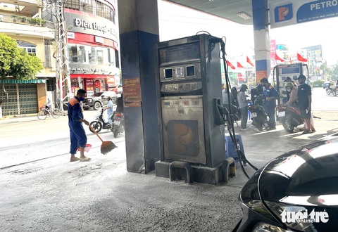 Hiện trường vụ nam thanh niên đốt cây xăng - Ảnh: NGUYỄN HOÀNG Nam thanh niên mang xăng đến đốt cây xăng ở Nha Trang- Ảnh 2.