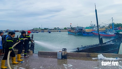 4 tàu cá bất ngờ bốc cháy ở Ninh Chữ, thiệt hại khoảng 1,3 tỉ đồng- Ảnh 2. Lực lượng cảnh sát phòng cháy chữa cháy và cứu nạn cứu hộ Công an tỉnh Ninh Thuận nỗ lực dập tắt đám cháy - Ảnh: DUY NGỌC