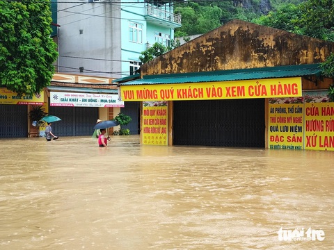 Miền Bắc mưa lớn kéo dài tới ngày 2-8- Ảnh 1. Mưa lớn gây ngập lụt thành phố Lạng Sơn, tỉnh Lạng Sơn chiều 30-7 - Ảnh: NGUYỄN MINH CHUYỂN