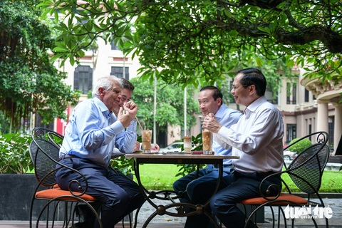 Bộ trưởng Bộ Ngoại giao Bùi Thanh Sơn và Đại diện cấp cao EU/Phó chủ tịch EC Josep Borrell thưởng thức cà phê trong khuôn viên Bảo tàng Mỹ thuật Việt Nam, ngày 30-7 tại Hà Nội - Ảnh: NAM TRẦN Bộ trưởng Bộ Ngoại giao Bùi Thanh Sơn và Đại diện cấp cao EU/Phó chủ tịch EC Josep Borrell thưởng thức cà phê trong khuôn viên Bảo tàng Mỹ thuật Việt Nam ngày 30-7 - Ảnh: NAM TRẦN