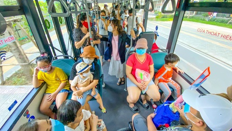 Năm 2030, 100% xe buýt ở TP.HCM sử dụng năng lượng xanh- Ảnh 1. Người dân đi xe buýt điện ở TP Thủ Đức - Ảnh: QUANG ĐỊNH